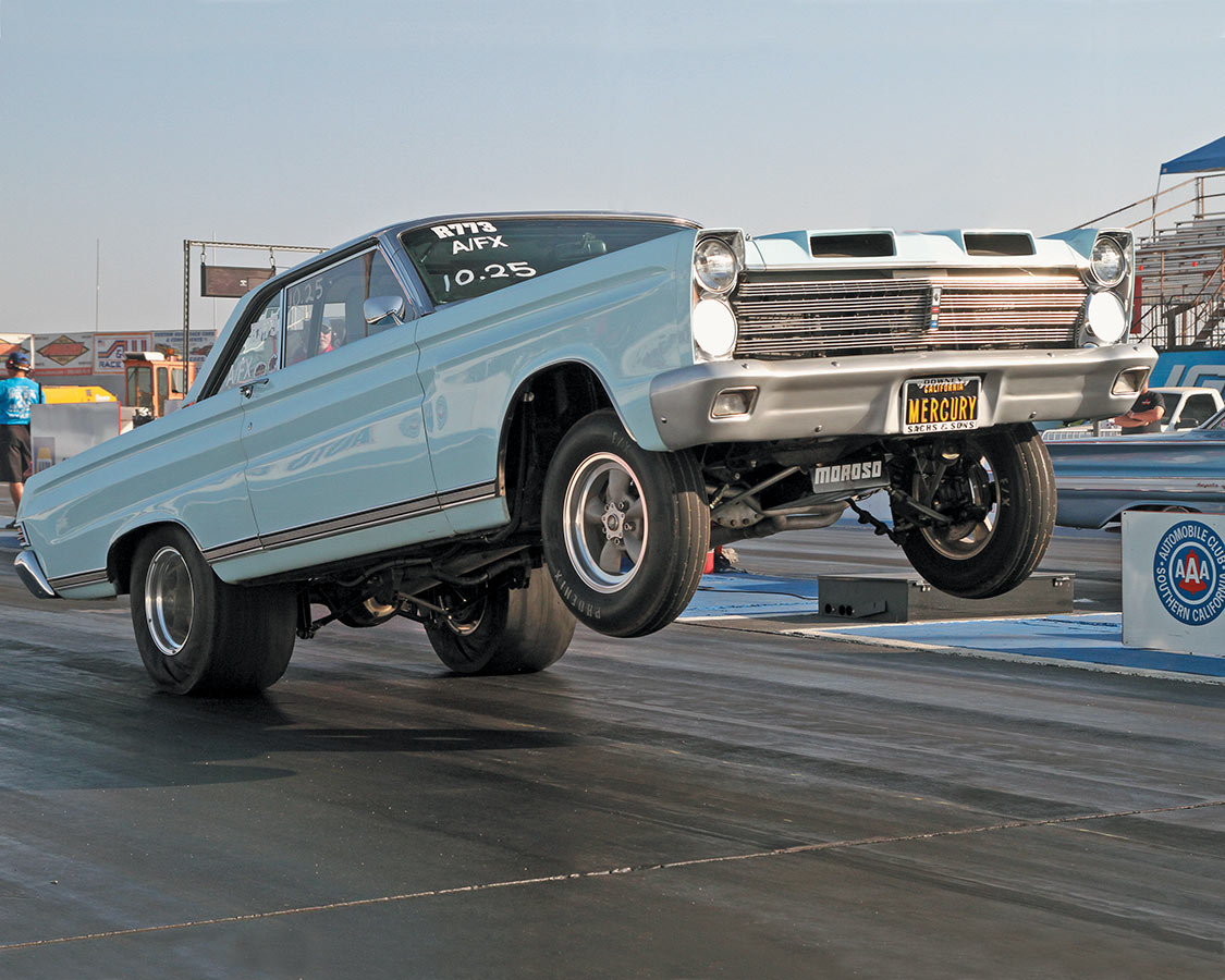 Roy Pool of Camarillo, CA, reaches for the sky in his ’65 Comet. 