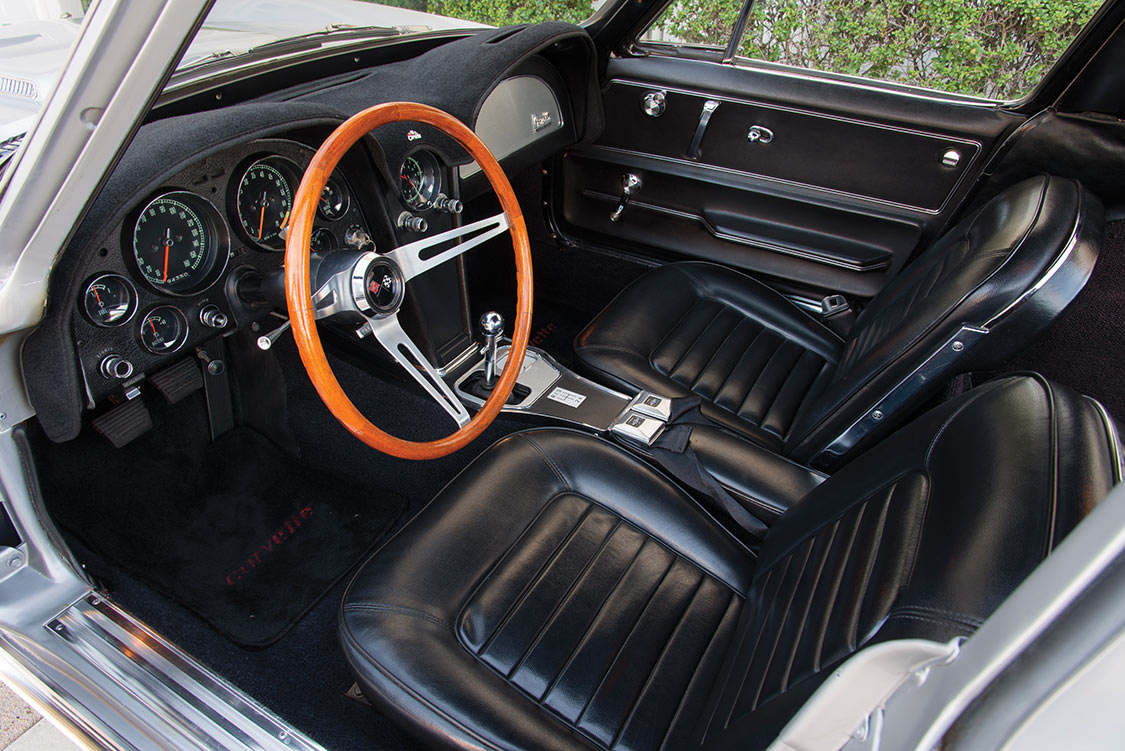 Teak wood steering wheel of the Corvette 